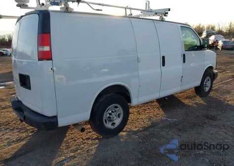 2015 Chevrolet Express 2500 Work Van z USA, uszkodzony, nr VIN 1GCWGFCF8F1152135
